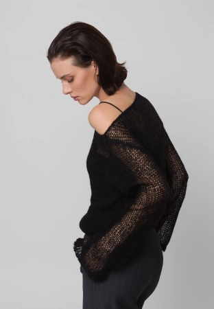 Lekki ażurowy sweter w kolorze czarnym