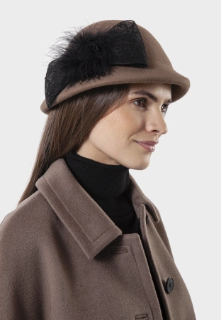 Brązowy kapelusz zdobiony kokardą i piórami