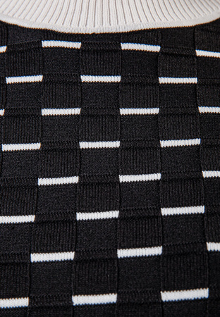 Czarna dzianinowa bluzka z plecionką