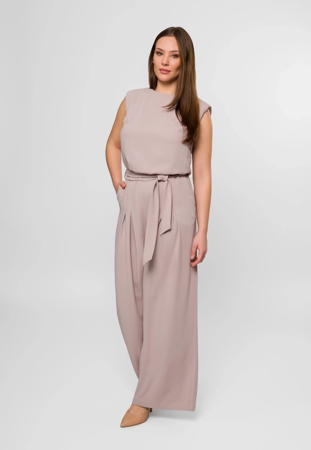 Kombinezon w kolorze beżowym z wiązaniem w pasie