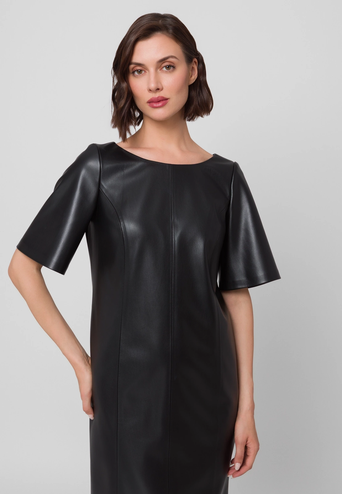 Sukienka z ekoskóry z bufiastymi rękawami