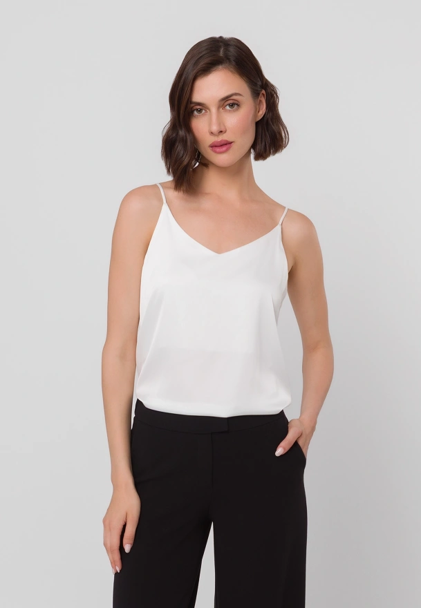 Biały satynowy top na cienkich ramiączkach
