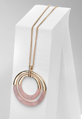 Naszyjnik z okrągłą zawieszką z żywicy