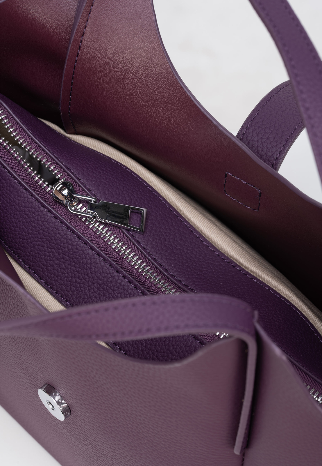 Torebka w kolorze śliwkowym z ozdobnym zapięciem