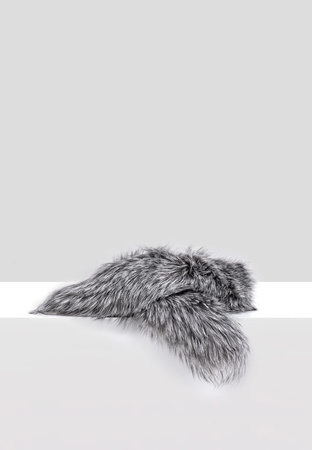 Szary szal z naturalnego futra