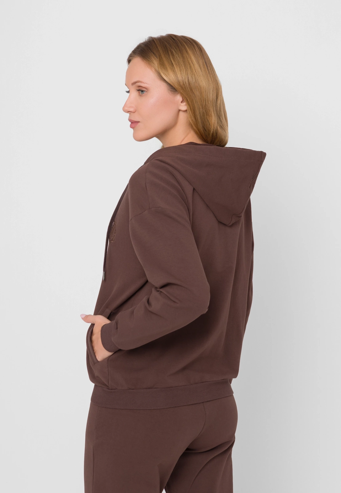 Brązowa bluza na suwak z kapturem