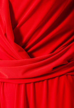 Czerwony kombinezon z lejącej tkaniny