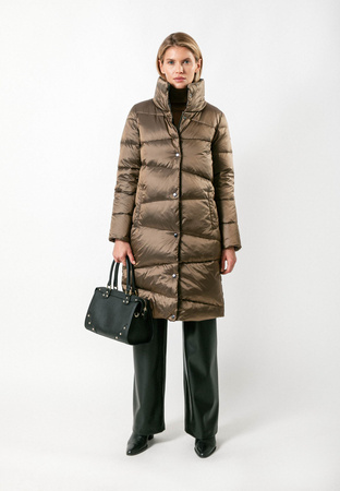 Brązowa puchowa kurtka z wysokim kołnierzem