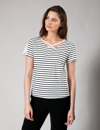 Biały t-shirt w paski