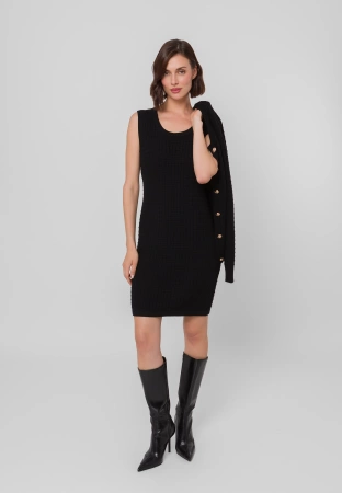 Dzianinowa sukienka bez rękawów z charakterystyczną fakturą