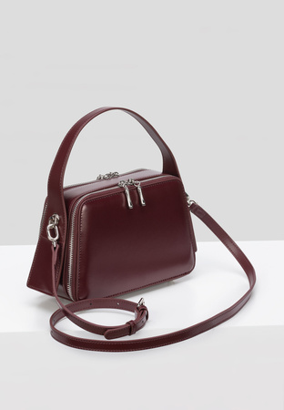 Bordowa torebka z błyszczącej skóry