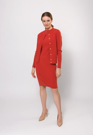 Ceglana sukienka ze złotymi guzikami i tłoczeniem w romby