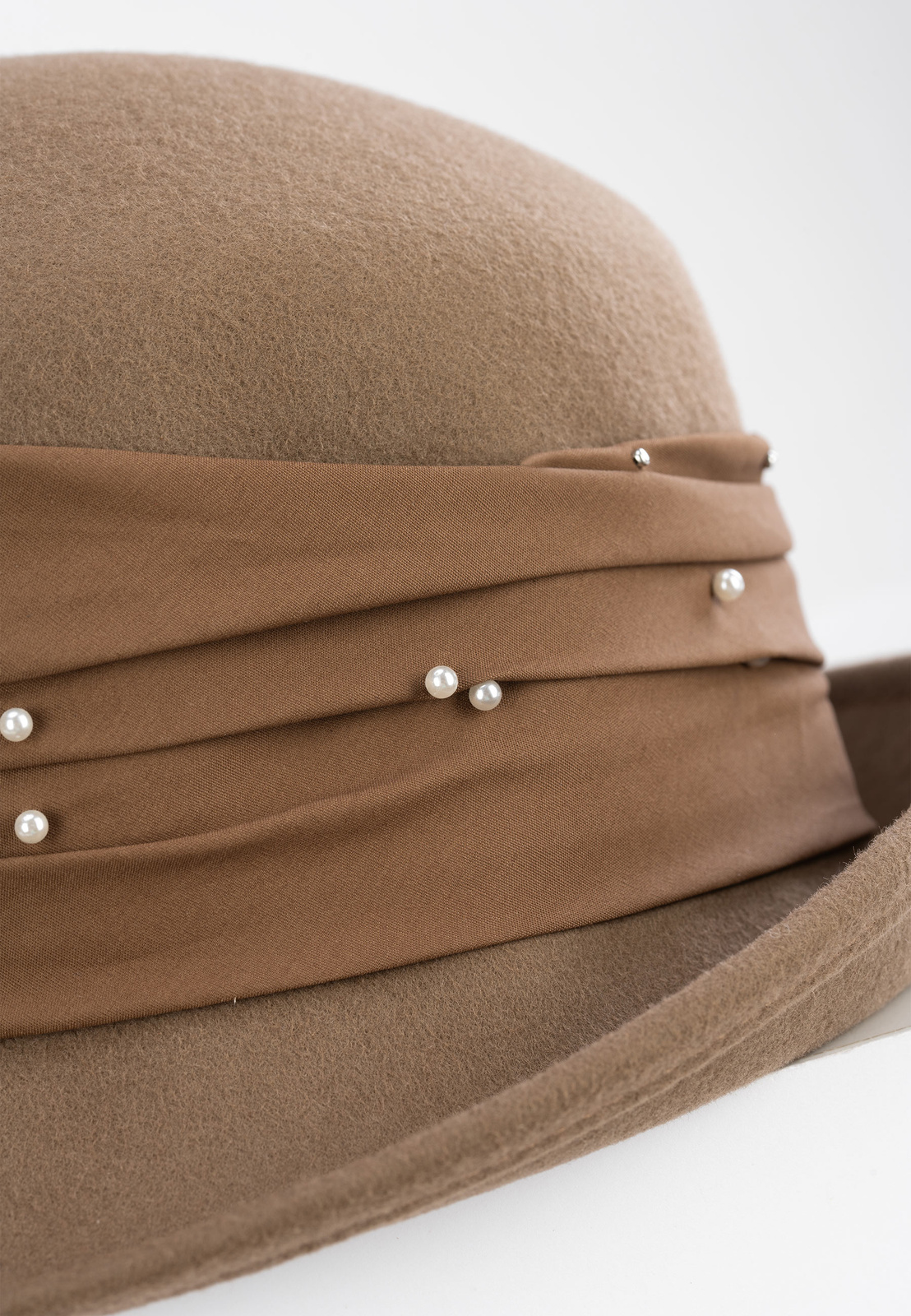 Brązowy wełniany kapelusz z ozdobną tasiemką
