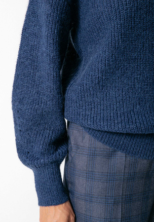 Granatowy sweter z wełną