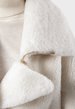 Krótkie wełniane futerko w kolorze ecru