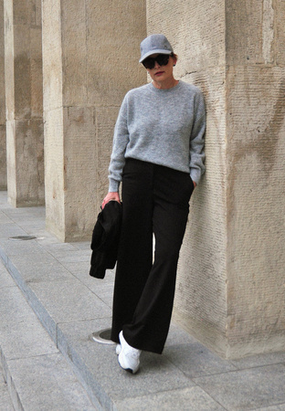 Szary sweter z wełną