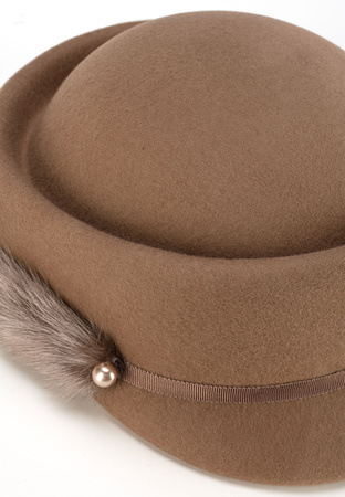 Brązowy kapelusz z wełny zdobiony futrem