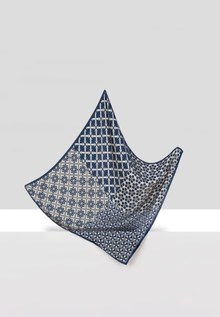 Jedwabna apaszka w rozetki