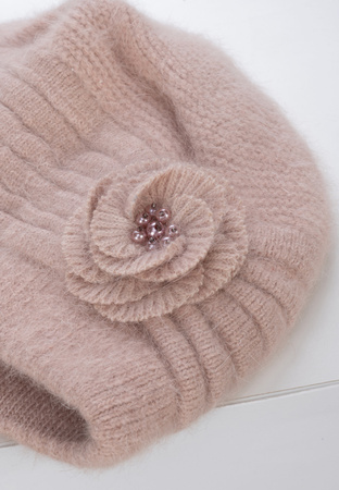 Jasnobrązowa czapka z ozdobnym kwiatem