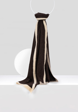 Brązowy szal z kontrastową lamówką