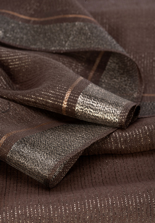 Brązowy szal ze złotą nitką