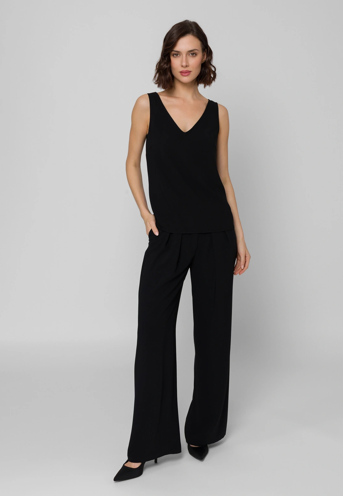 Czarna bluzka na szerokich ramiączkach