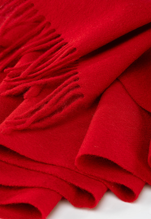 Czerwony wełniany szal