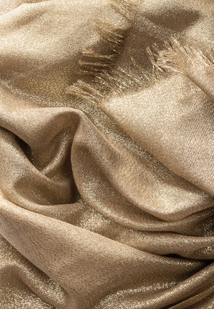 Elegancki szal z połyskiem w kolorze złotym