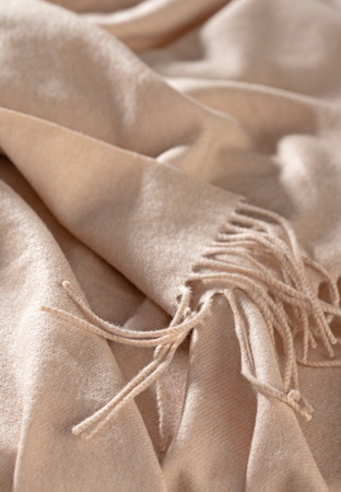 Ciepły beżowy szal z wiskozą