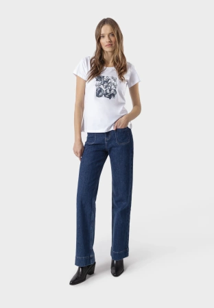 Biały t-shirt z kwiatową aplikacją