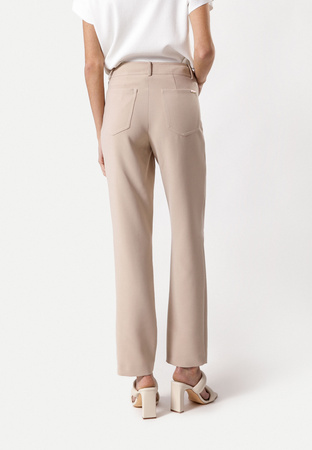 Beżowe spodnie z prostą nogawką