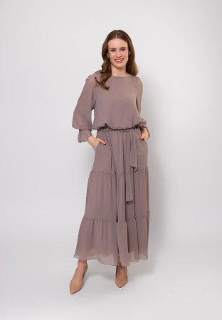 Zwiewna sukienka maxi wiązana w pasie