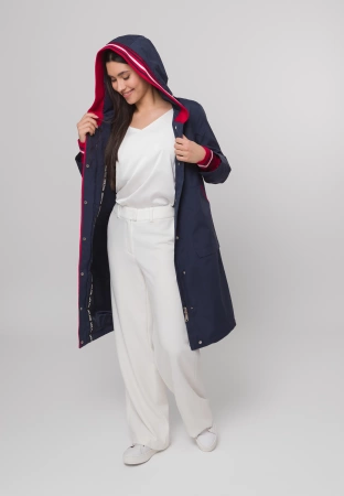 Granatowy płaszcz z czerwonymi ściągaczami