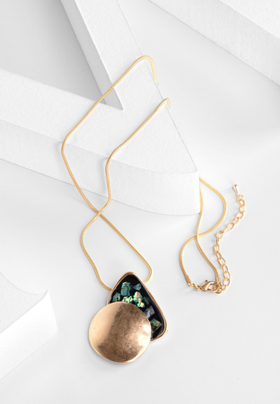 Naszyjnik z w kolorze złotym z zawieszką z masy perłowej