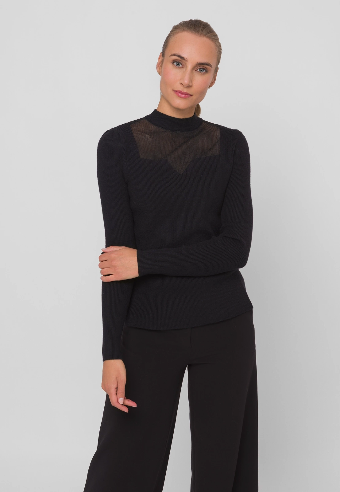 Czarny dzianinowy półgolf z ażurowym dekoltem