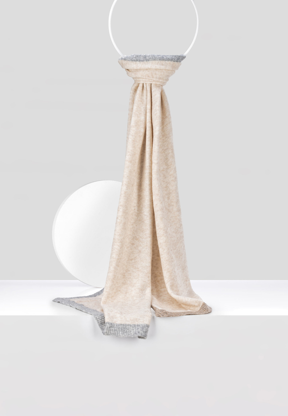 Beżowy szal z kontrastową lamówką