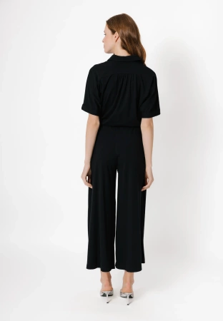 Kombinezon zapinany do pasa z szerokimi nogawkami