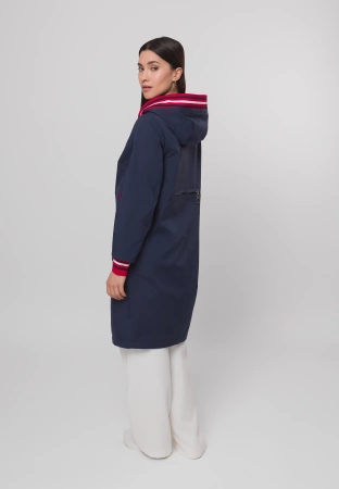 Granatowy płaszcz z czerwonymi ściągaczami