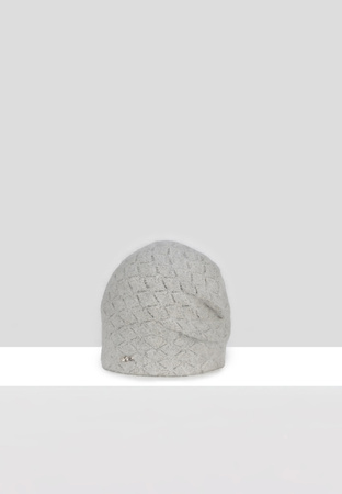 Szara czapka w romby z naturalnym włosiem