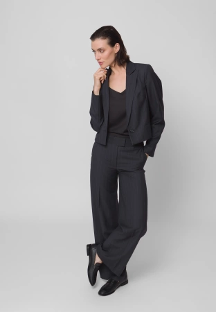 Krótki żakiet w prążek na jeden guzik