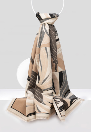 Wzorzysty szal w beżowych kolorach