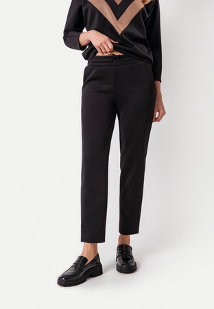 Dresowe spodnie w czarnym kolorze