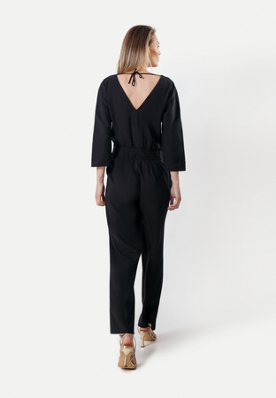 Czarny kombinezon z lnem wiązany na szyi