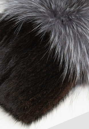 Elegancka brązowa czapka z naturalnym futrem