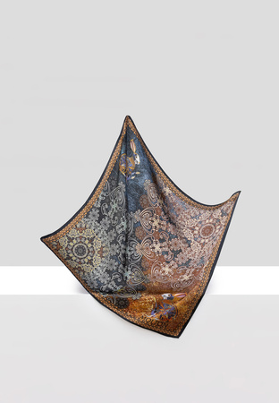 Jedwabna apaszka w orientalny wzór w odcieniach brązu