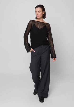 Lekki ażurowy sweter w kolorze czarnym