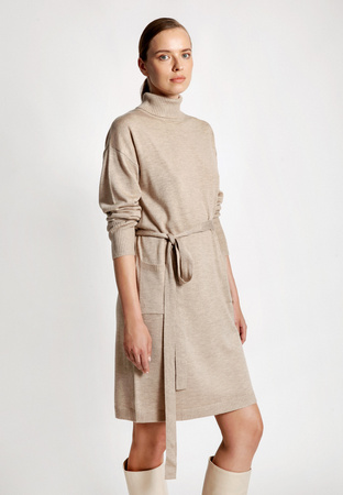 Beżowa dzianinowa sukienka z paskiem