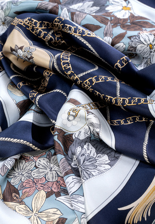 Jedwabna apaszka w oryginalny wzór