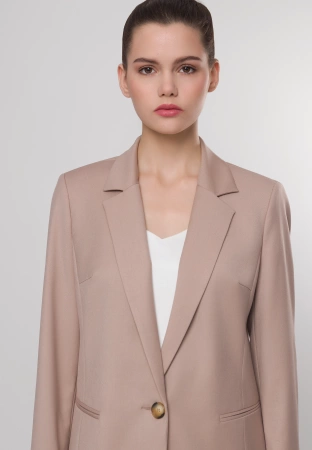 Beżowy prosty żakiet na jeden guzik