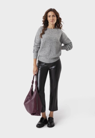 Szary sweter z wełną